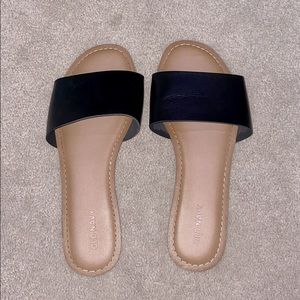 Old Navy Slip on Sandal in Black